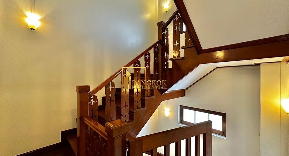 For rent 3 bedrooms townhouse in Khlong Toei, Bangkok