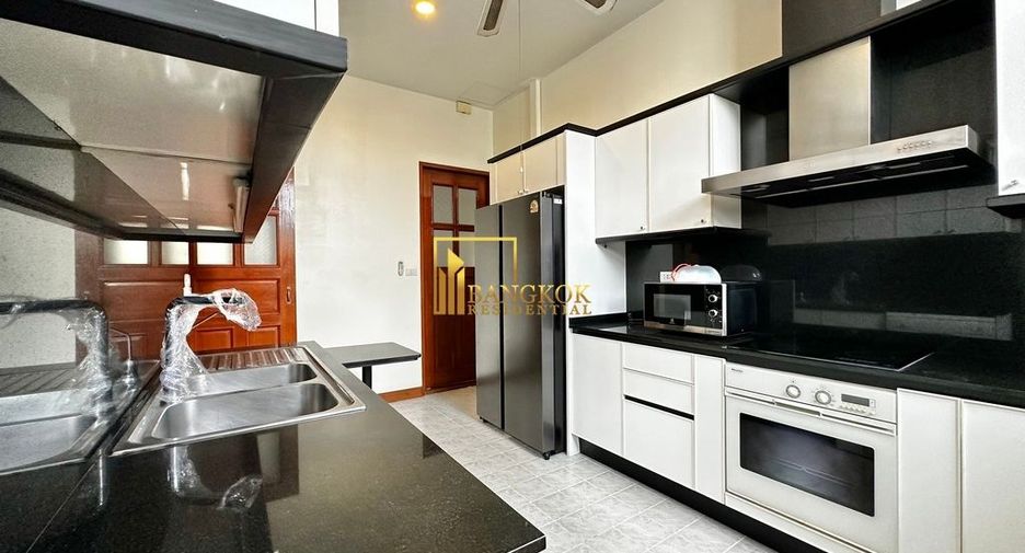 For rent 3 bedrooms townhouse in Khlong Toei, Bangkok