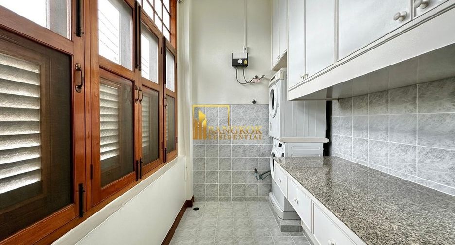 For rent 3 bedrooms townhouse in Khlong Toei, Bangkok