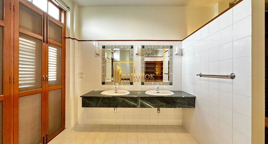 For rent 3 bedrooms townhouse in Khlong Toei, Bangkok