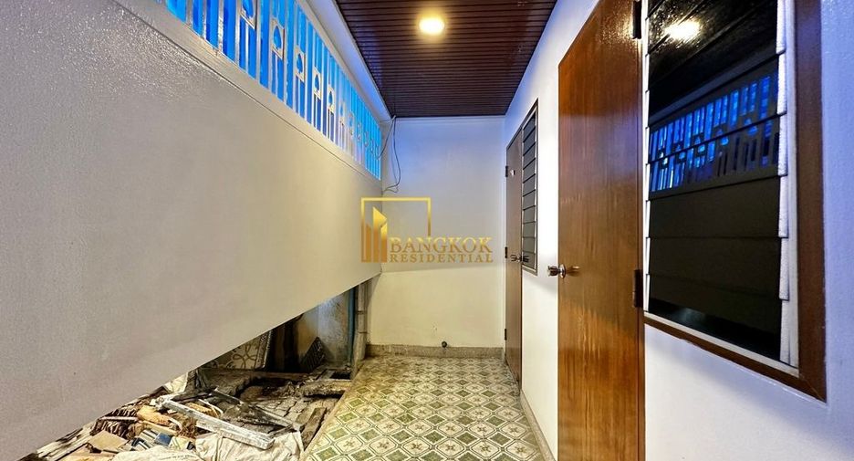 For rent 3 bedrooms townhouse in Khlong Toei, Bangkok