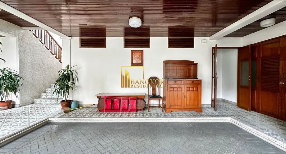 For rent 3 bedrooms townhouse in Khlong Toei, Bangkok