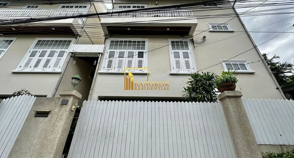 For rent 3 bedrooms townhouse in Khlong Toei, Bangkok