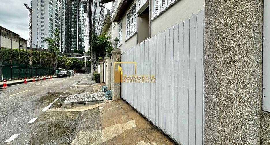 For rent 3 bedrooms townhouse in Khlong Toei, Bangkok