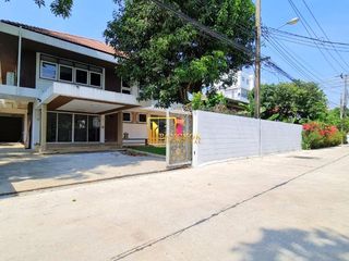 Haus zur Miete mit 4 Zimmer in Watthana, Bangkok