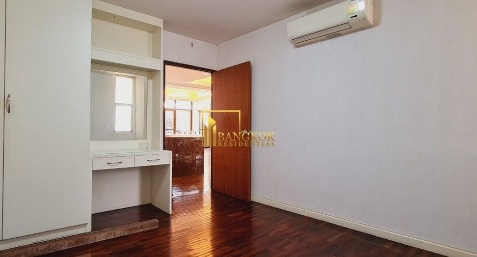 Haus zur Miete mit 4 Zimmer in Watthana, Bangkok