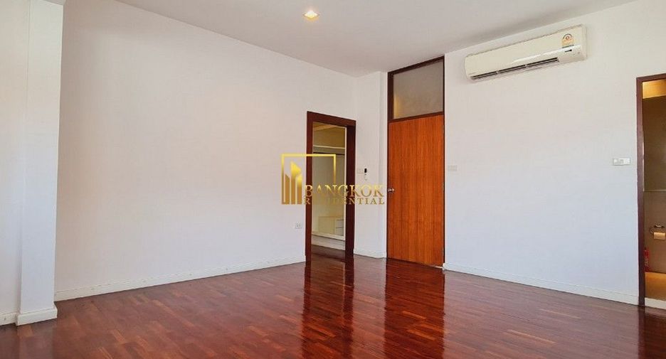 Haus zur Miete mit 4 Zimmer in Watthana, Bangkok