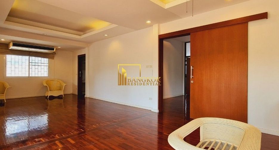 Haus zur Miete mit 4 Zimmer in Watthana, Bangkok