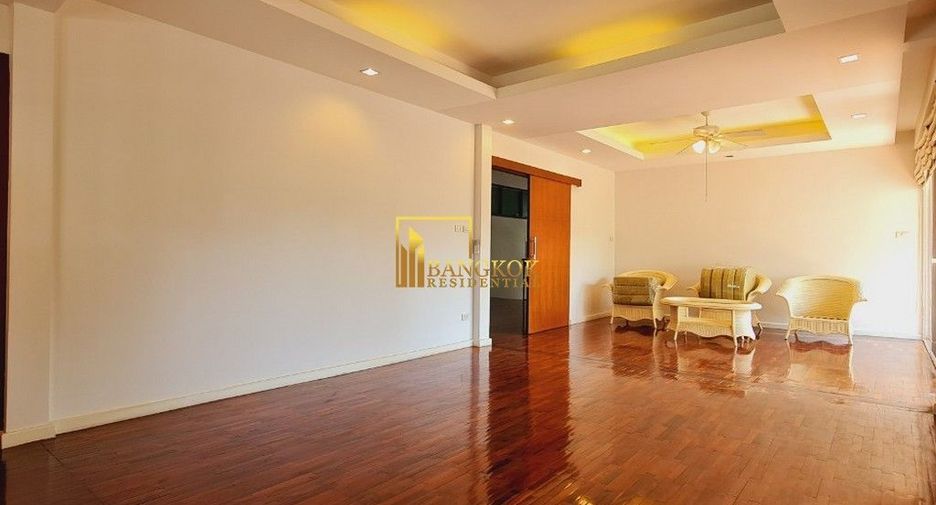 Haus zur Miete mit 4 Zimmer in Watthana, Bangkok