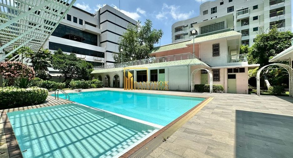 À louer 4 chambres maison à Watthana, Bangkok