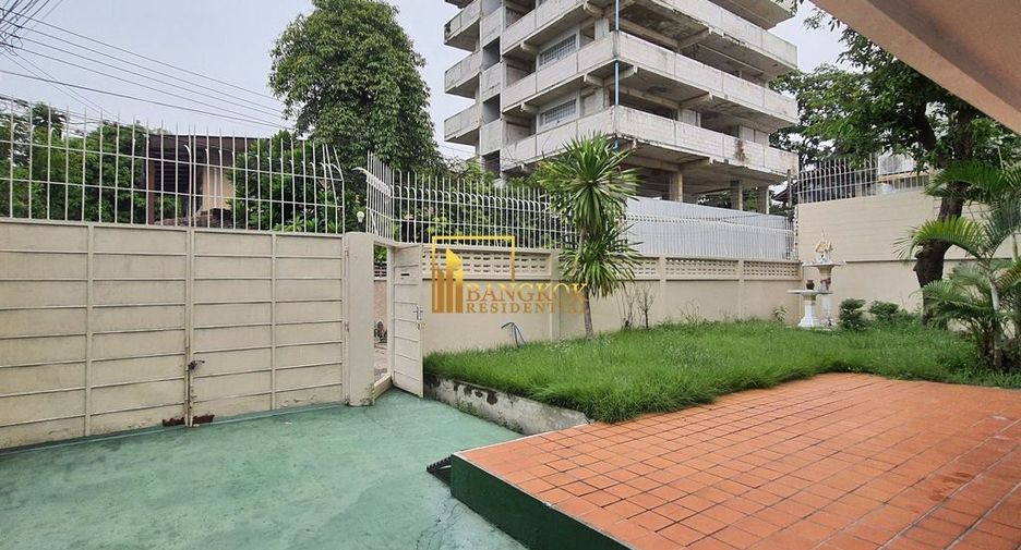 For rent 3 bedrooms house in Watthana, Bangkok