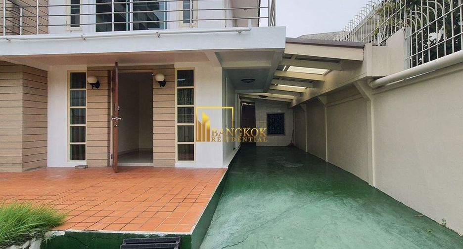 For rent 3 bedrooms house in Watthana, Bangkok