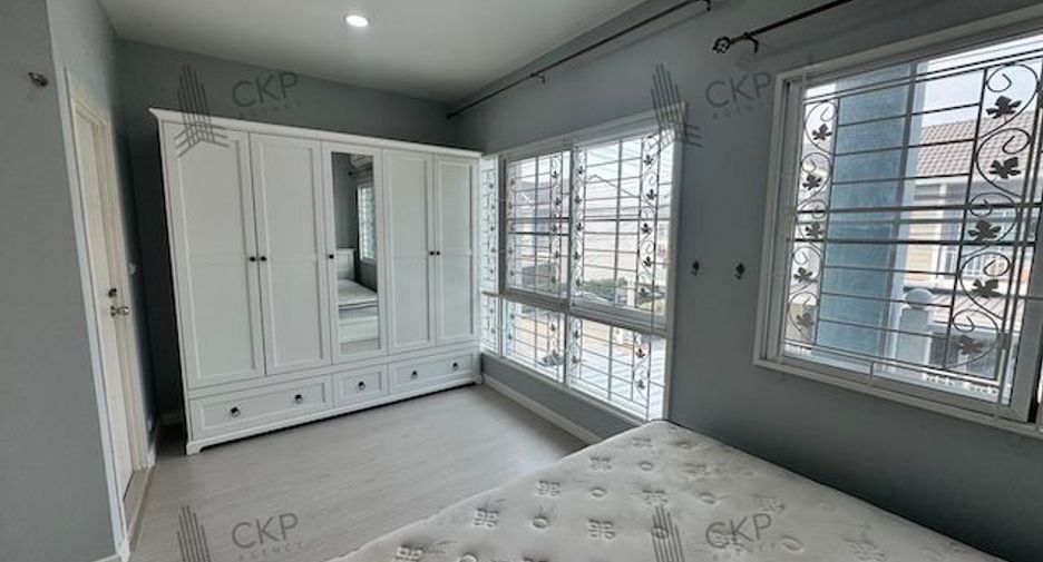 For sale 4 bedrooms townhouse in Mueang Pathum Thani, Pathum Thani