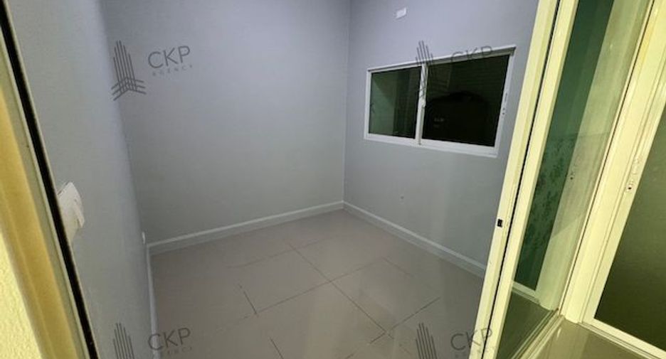 For sale 4 bedrooms townhouse in Mueang Pathum Thani, Pathum Thani