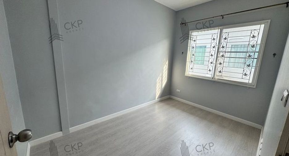 For sale 4 bedrooms townhouse in Mueang Pathum Thani, Pathum Thani
