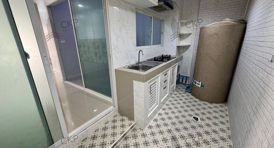 For sale 4 bedrooms townhouse in Mueang Pathum Thani, Pathum Thani