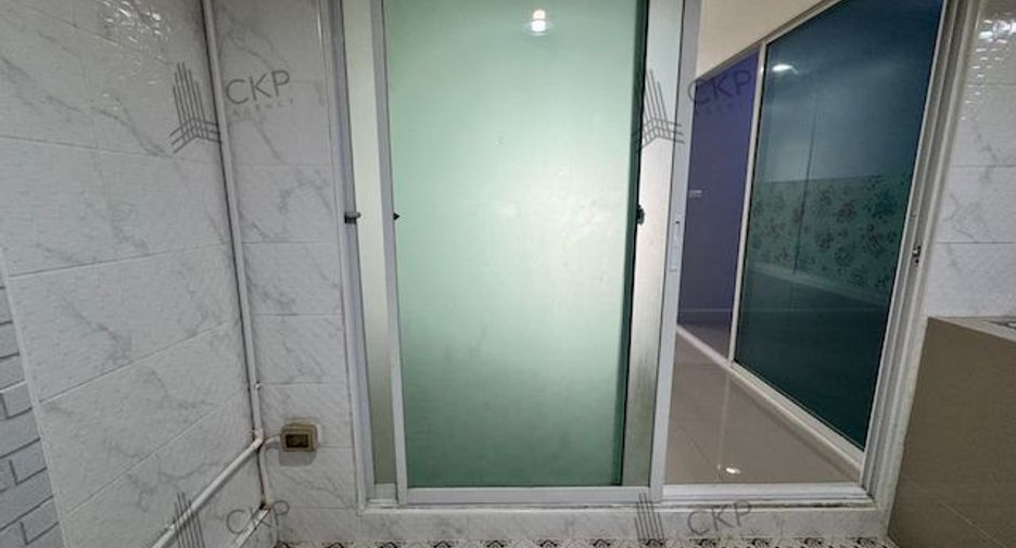 For sale 4 bedrooms townhouse in Mueang Pathum Thani, Pathum Thani