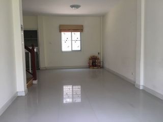 Casa adosada en venta de estudio en Nong Khaem, Bangkok