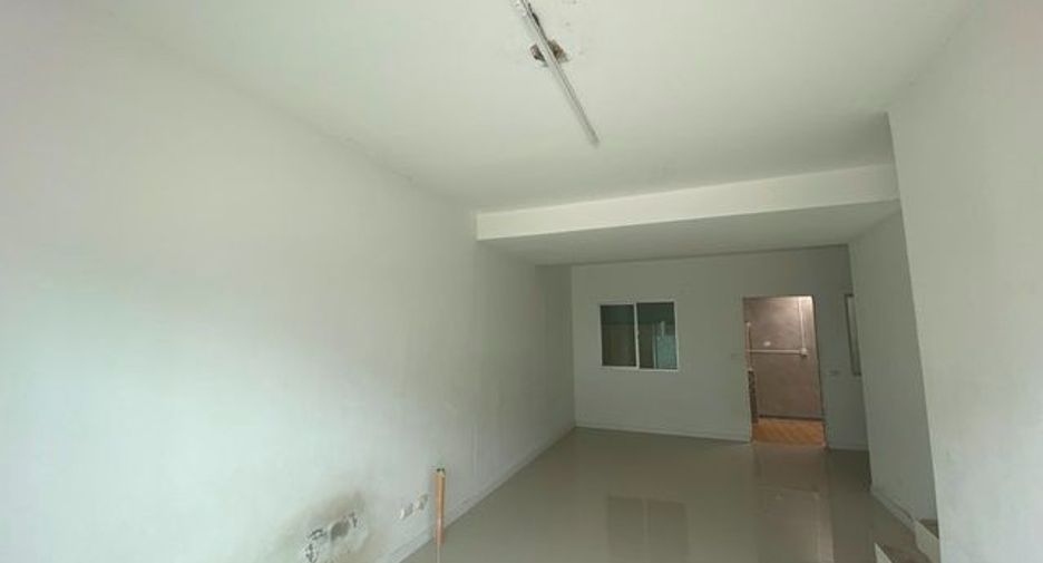 Casa adosada en venta de estudio en Nong Chok, Bangkok
