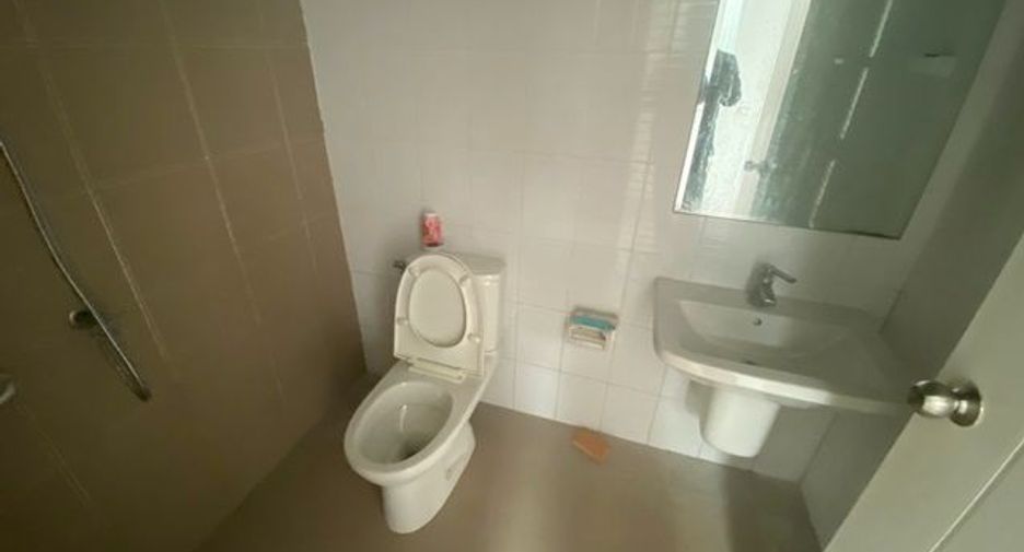 Casa adosada en venta de estudio en Nong Chok, Bangkok