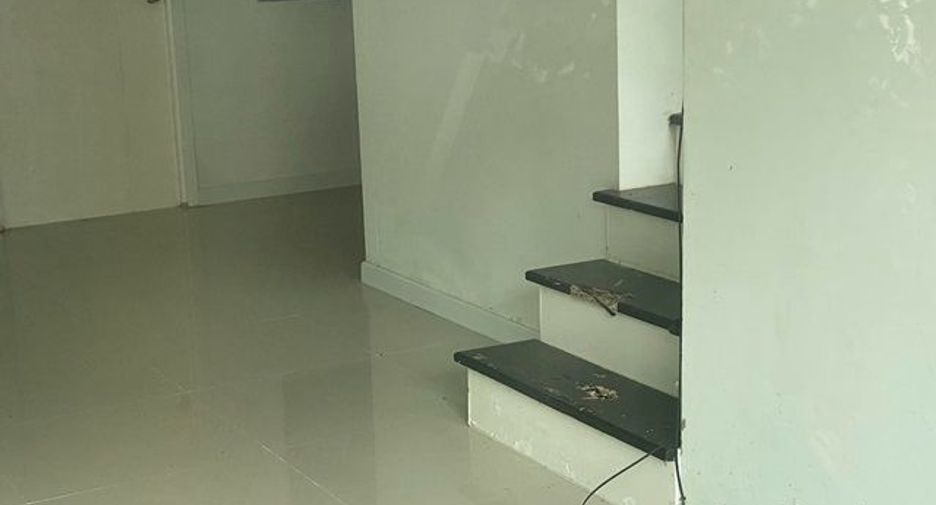 Casa adosada en venta de estudio en Nong Chok, Bangkok