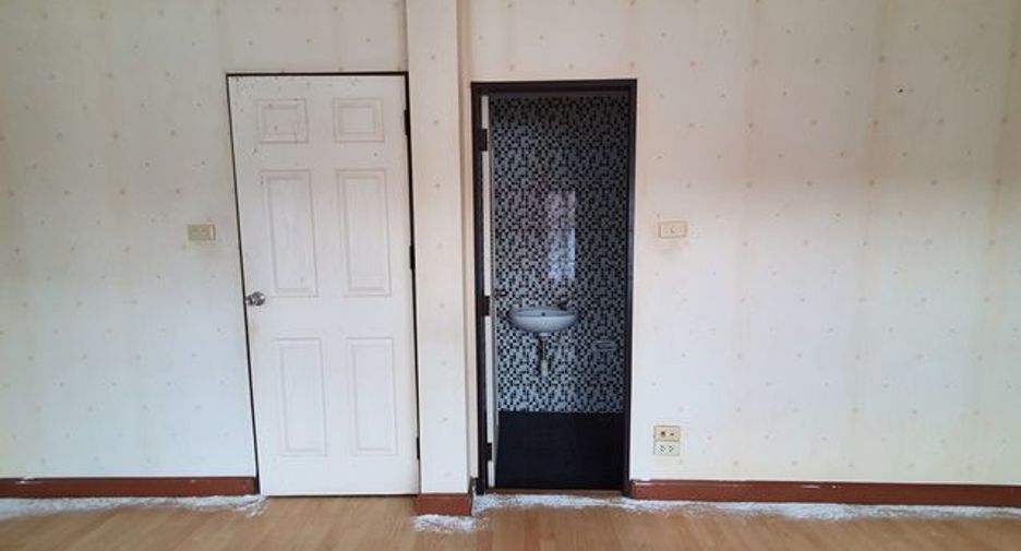 For sale studio townhouse in Min Buri, Bangkok