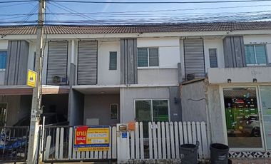 Casa adosada en venta de estudio en Lat Krabang, Bangkok