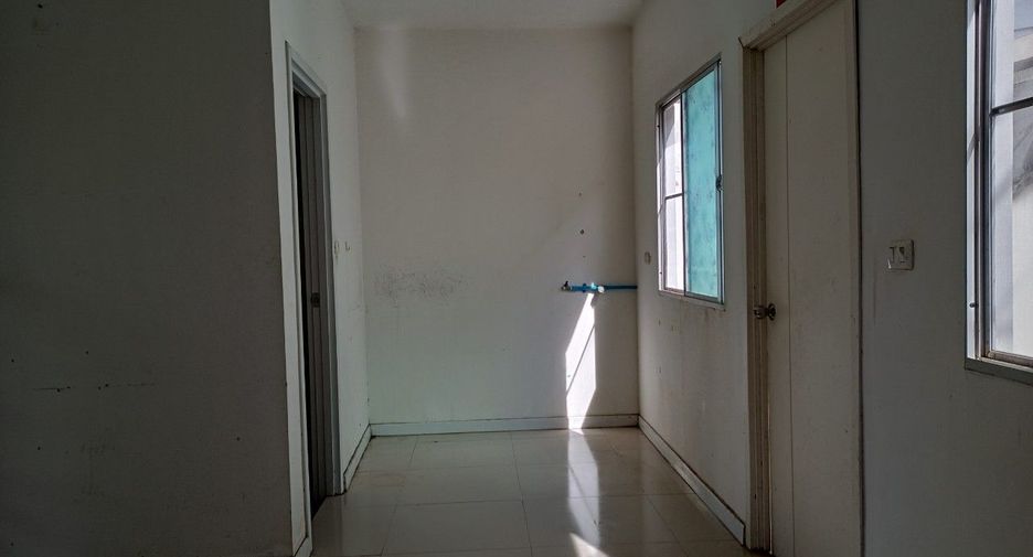Casa adosada en venta de estudio en Lat Krabang, Bangkok