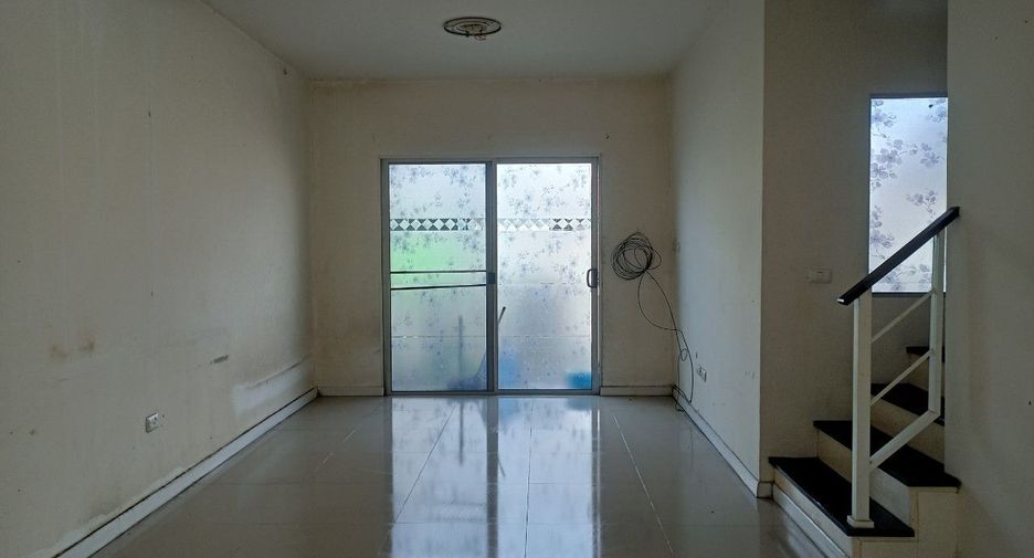 Casa adosada en venta de estudio en Lat Krabang, Bangkok