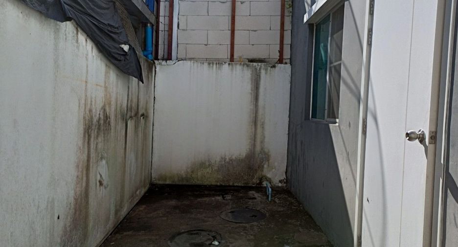 Casa adosada en venta de estudio en Lat Krabang, Bangkok