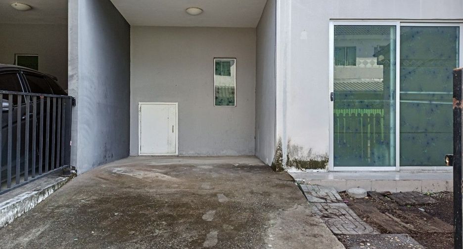 Casa adosada en venta de estudio en Lat Krabang, Bangkok