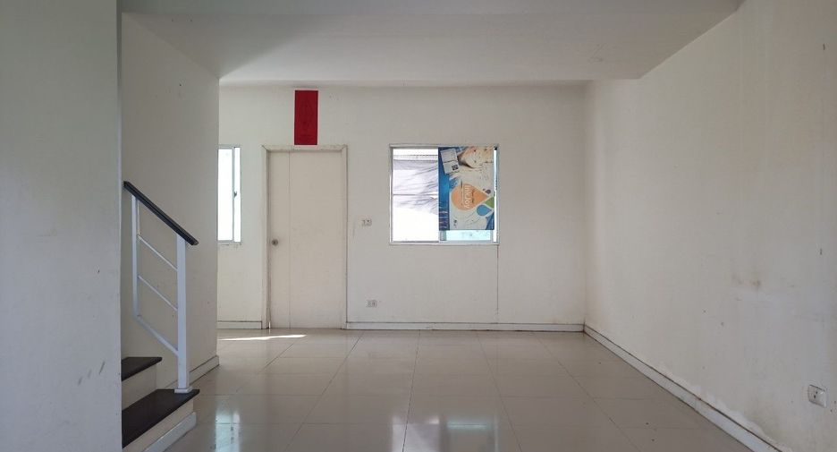 Casa adosada en venta de estudio en Lat Krabang, Bangkok