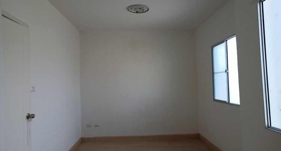 Casa adosada en venta de estudio en Lat Krabang, Bangkok