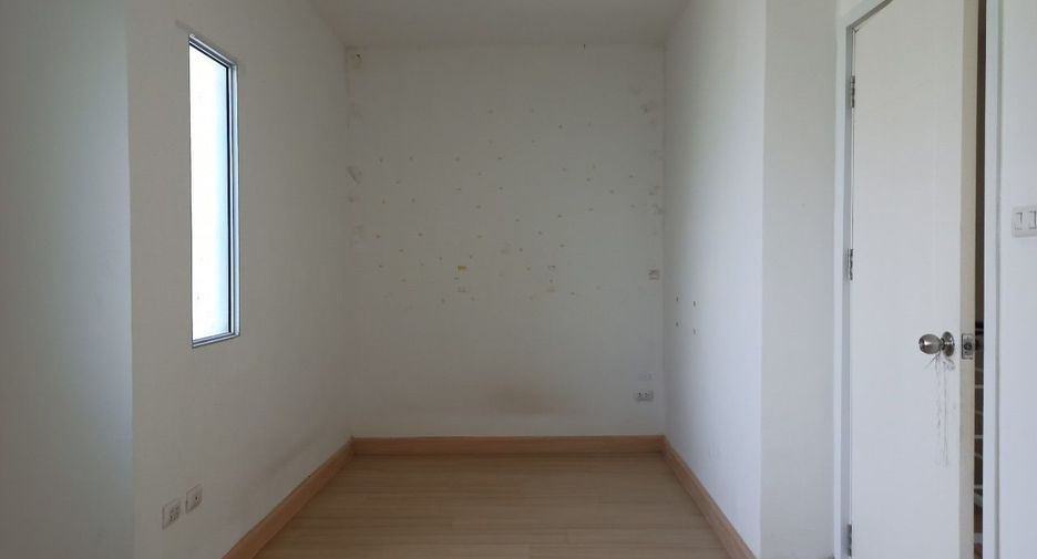 Casa adosada en venta de estudio en Lat Krabang, Bangkok