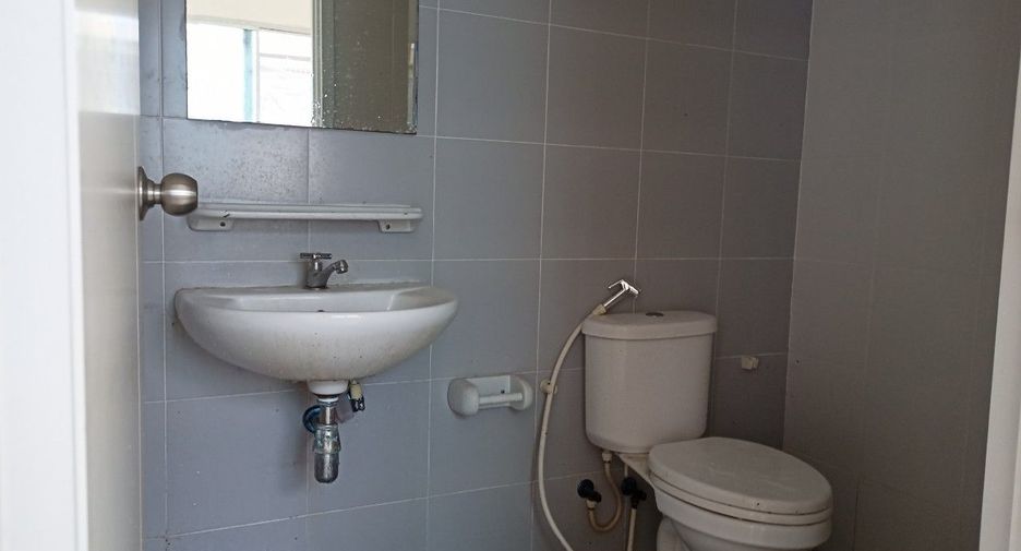 Casa adosada en venta de estudio en Lat Krabang, Bangkok