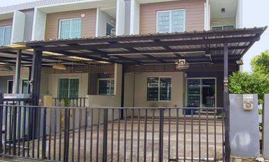 À vendre 4 chambres maison de ville à Bang Phli, Samut Prakan