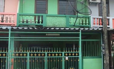 À vendre 3 chambres maison de ville à Krathum Baen, Samut Sakhon
