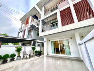 For rent 4 bed townhouse in East Pattaya, Pattaya