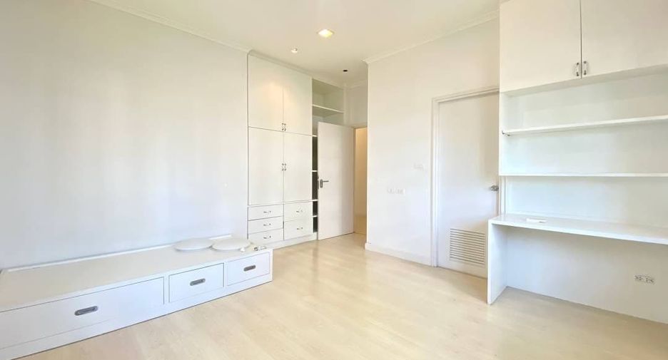 For rent 4 bedrooms house in Khlong Toei, Bangkok