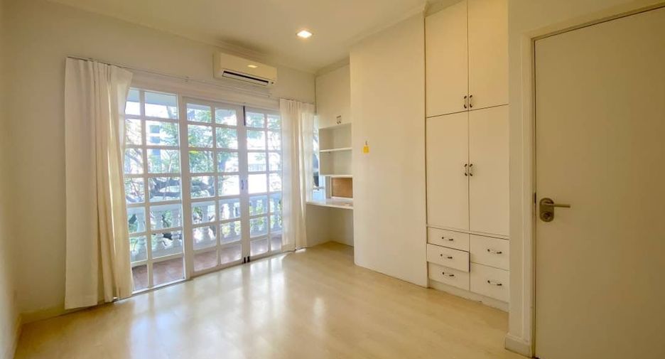For rent 4 bedrooms house in Khlong Toei, Bangkok