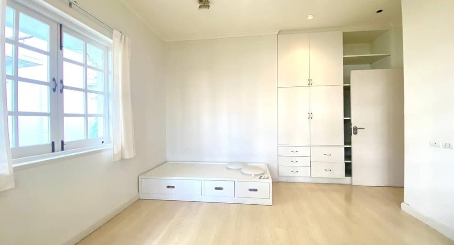 For rent 4 bedrooms house in Khlong Toei, Bangkok