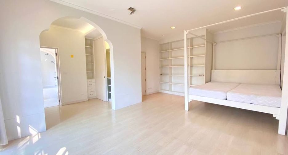 For rent 4 bedrooms house in Khlong Toei, Bangkok