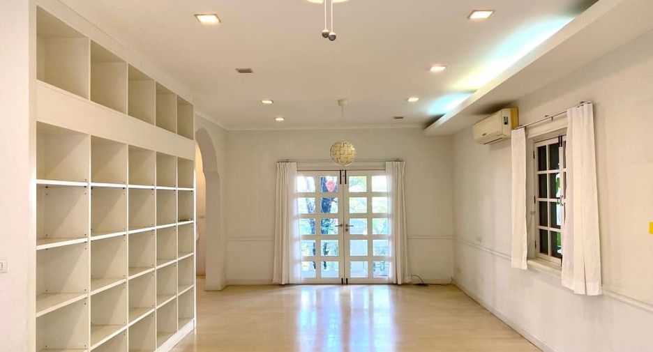 For rent 4 bedrooms house in Khlong Toei, Bangkok