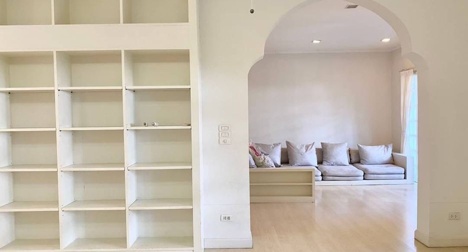 For rent 4 bedrooms house in Khlong Toei, Bangkok