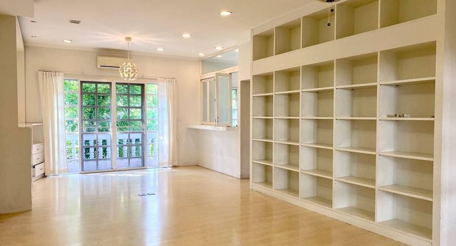 For rent 4 bedrooms house in Khlong Toei, Bangkok