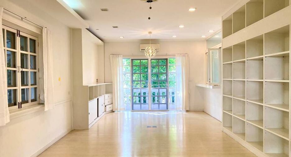 For rent 4 bedrooms house in Khlong Toei, Bangkok