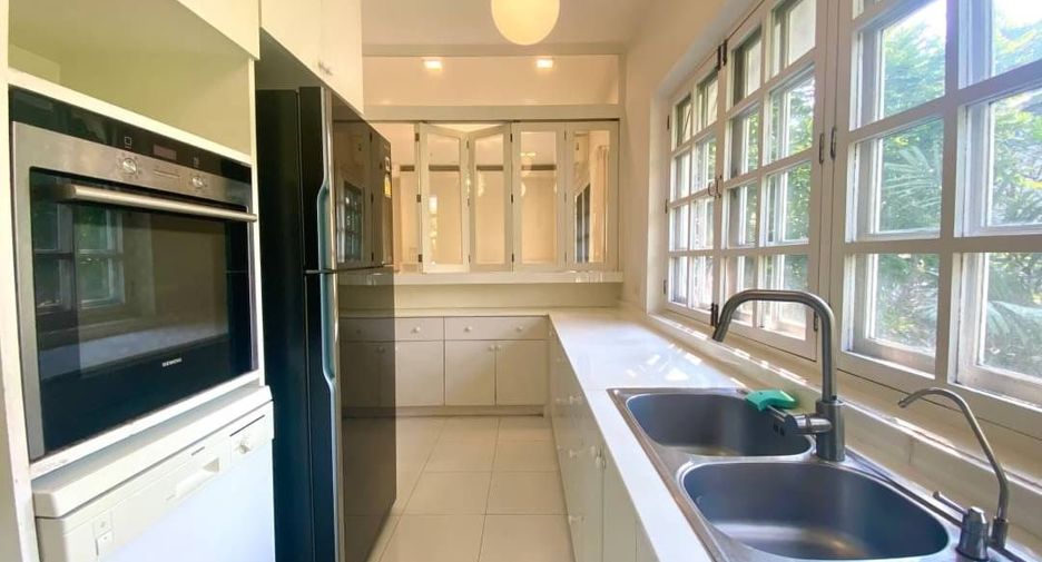 For rent 4 bedrooms house in Khlong Toei, Bangkok