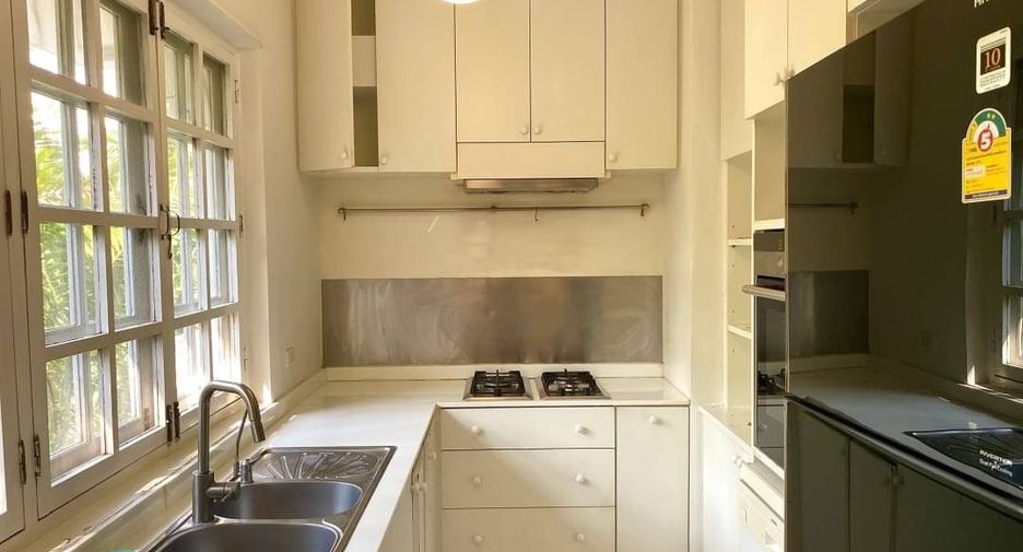 For rent 4 bedrooms house in Khlong Toei, Bangkok