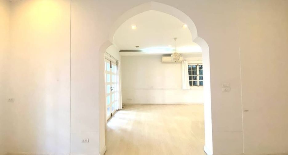 For rent 4 bedrooms house in Khlong Toei, Bangkok