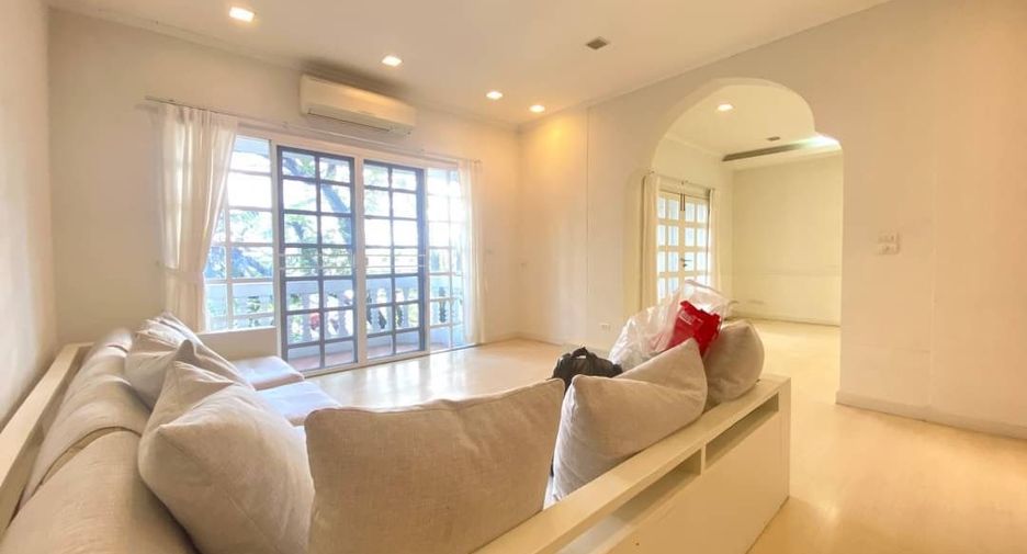 For rent 4 bedrooms house in Khlong Toei, Bangkok